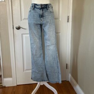 Ambercombie & Fitch Ultra High Rise The Flare Denim Jeans. Size 28 / 6R.
